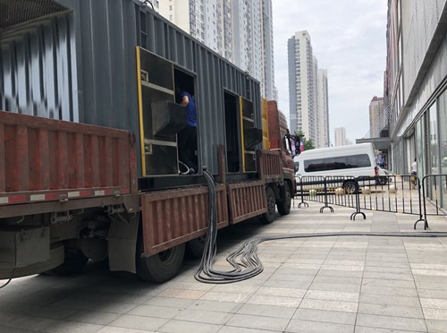 负载特性和优先级是如何影响自动减载装置动作时间的？